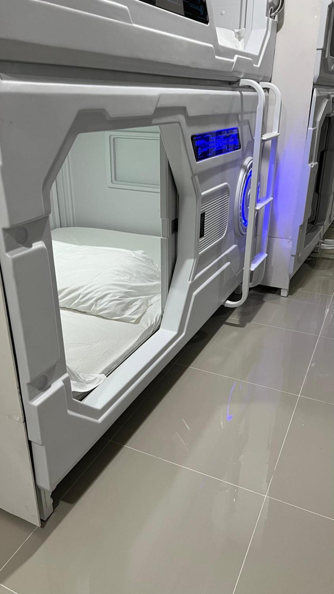 Kiwi Capsule Hotel Bangkok Esterno foto