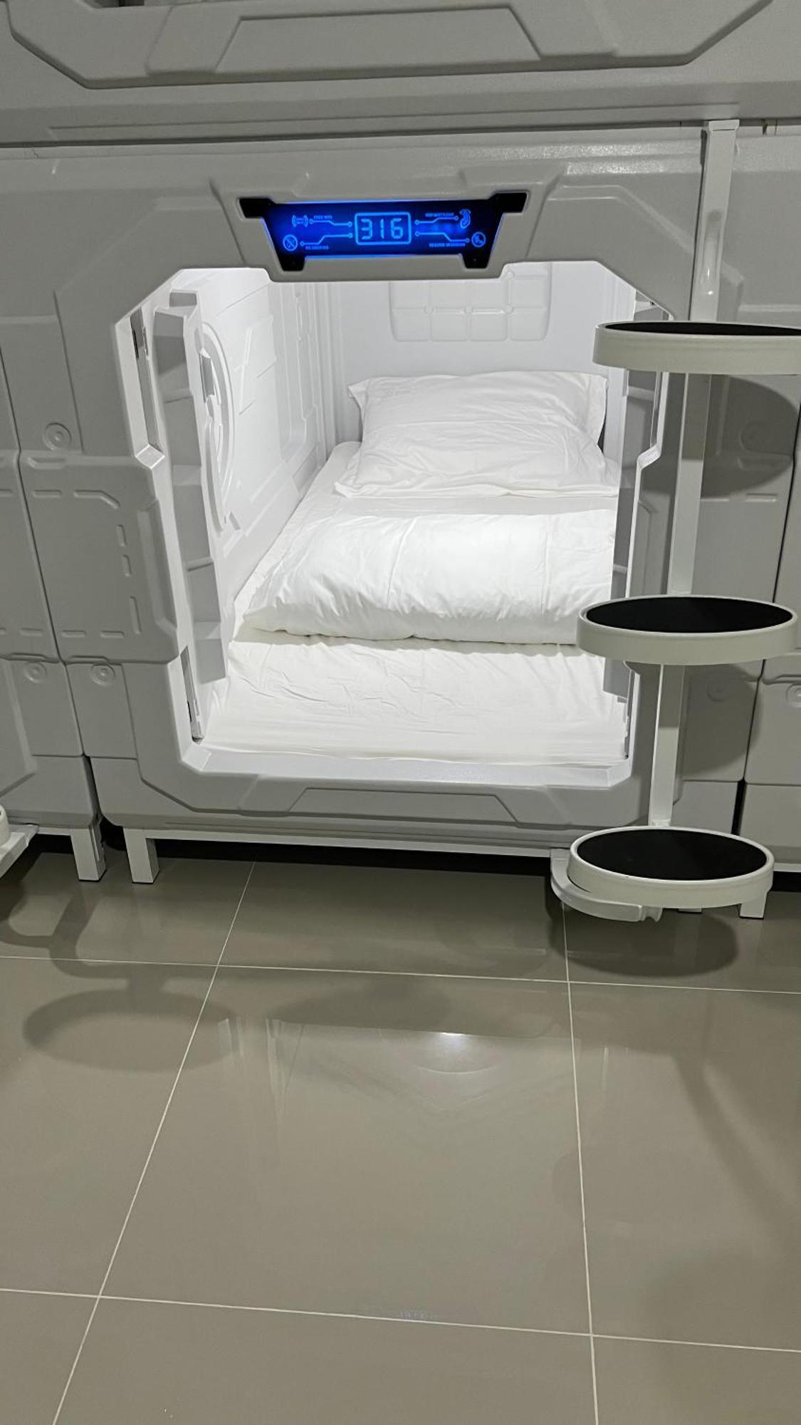 Kiwi Capsule Hotel Bangkok Esterno foto