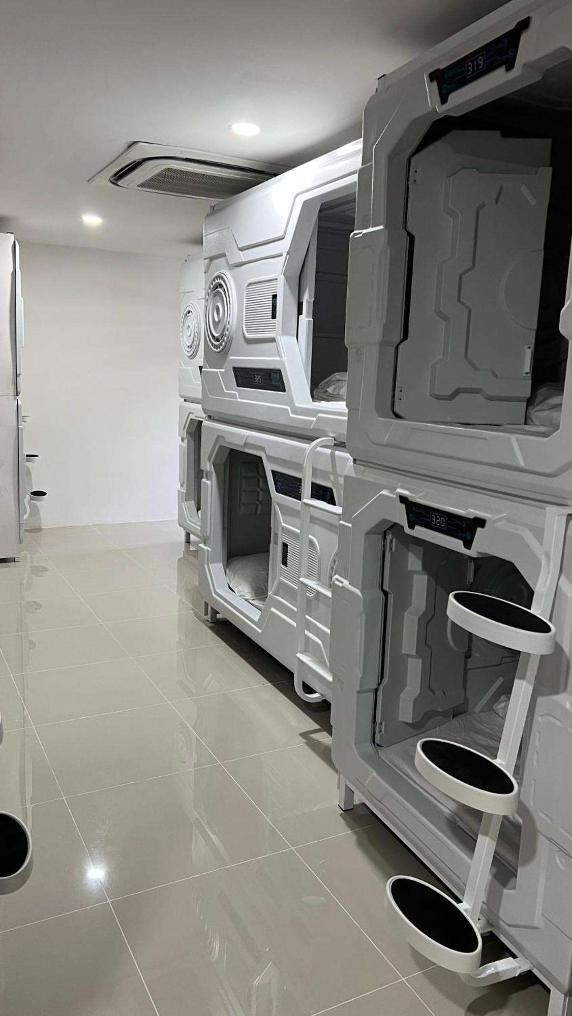 Kiwi Capsule Hotel Bangkok Esterno foto