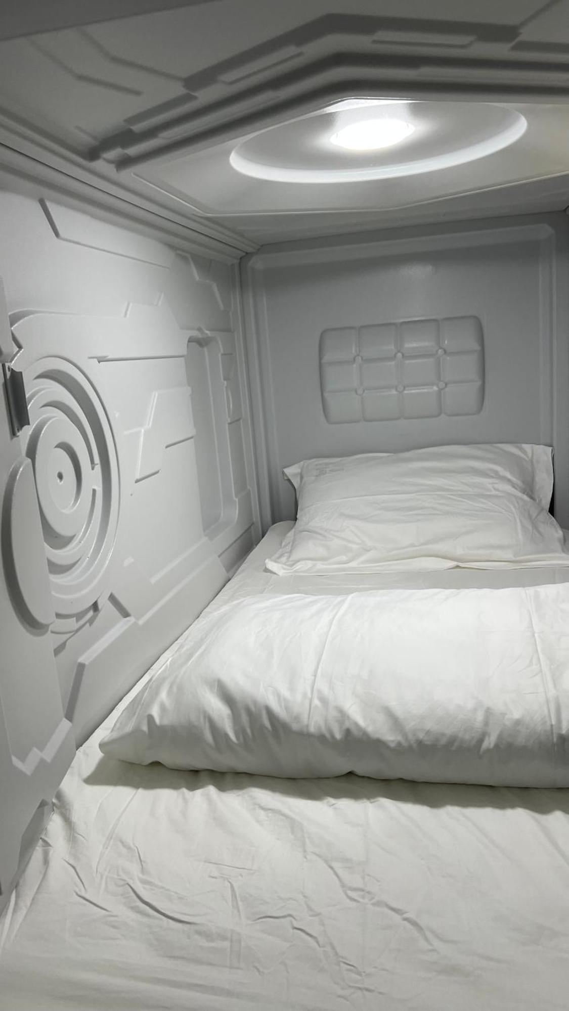 Kiwi Capsule Hotel Bangkok Esterno foto