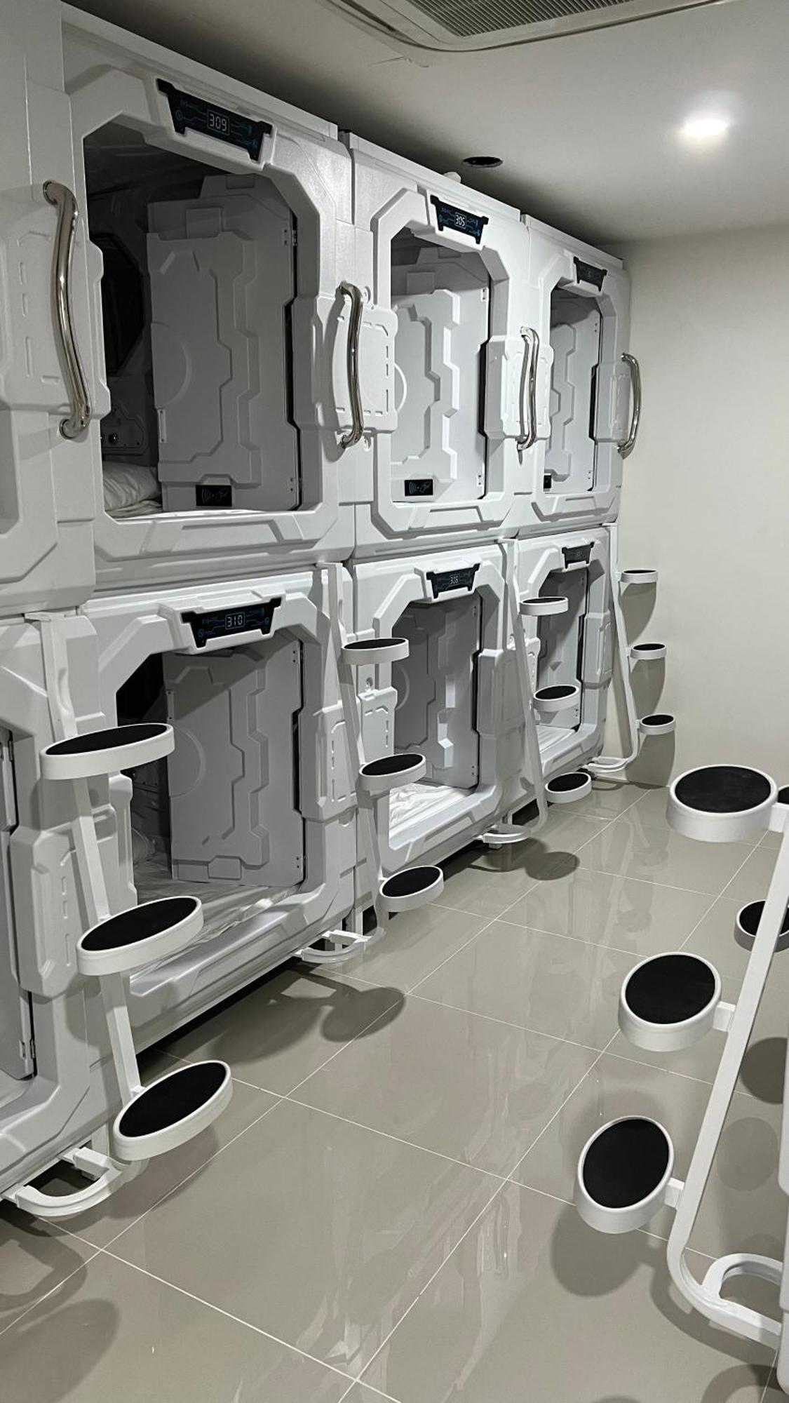 Kiwi Capsule Hotel Bangkok Esterno foto