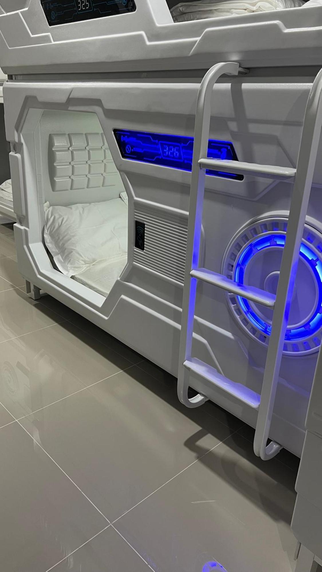 Kiwi Capsule Hotel Bangkok Esterno foto