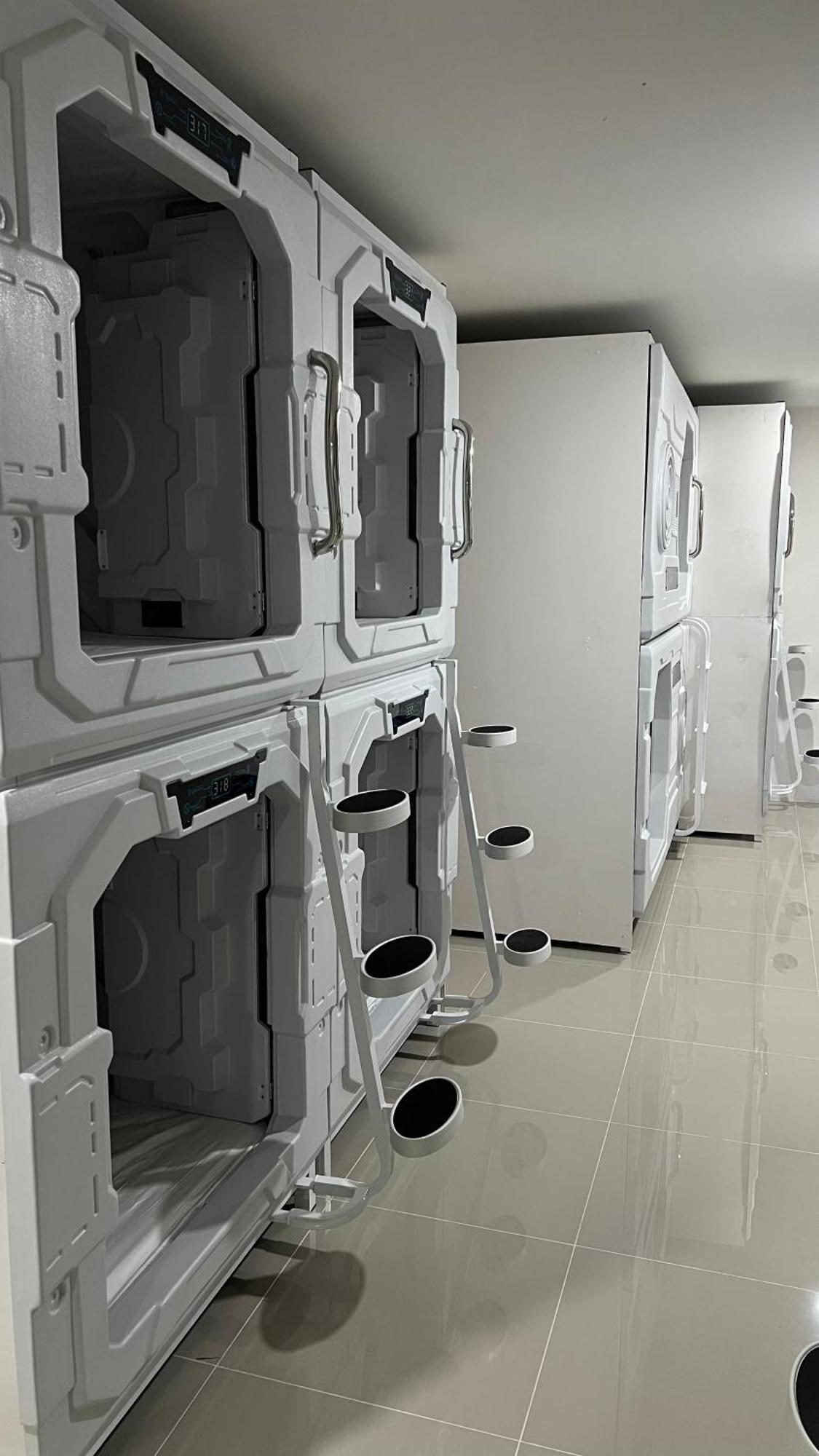 Kiwi Capsule Hotel Bangkok Esterno foto