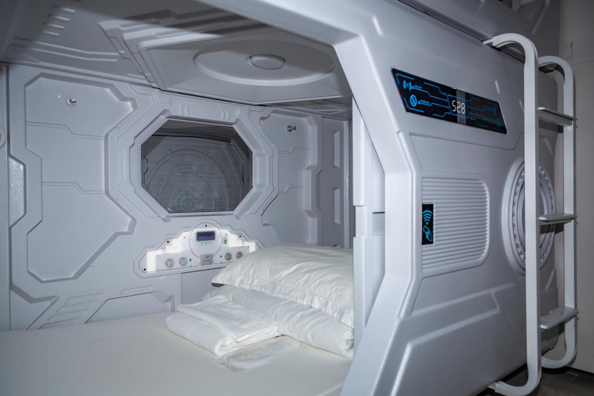 Kiwi Capsule Hotel Bangkok Esterno foto