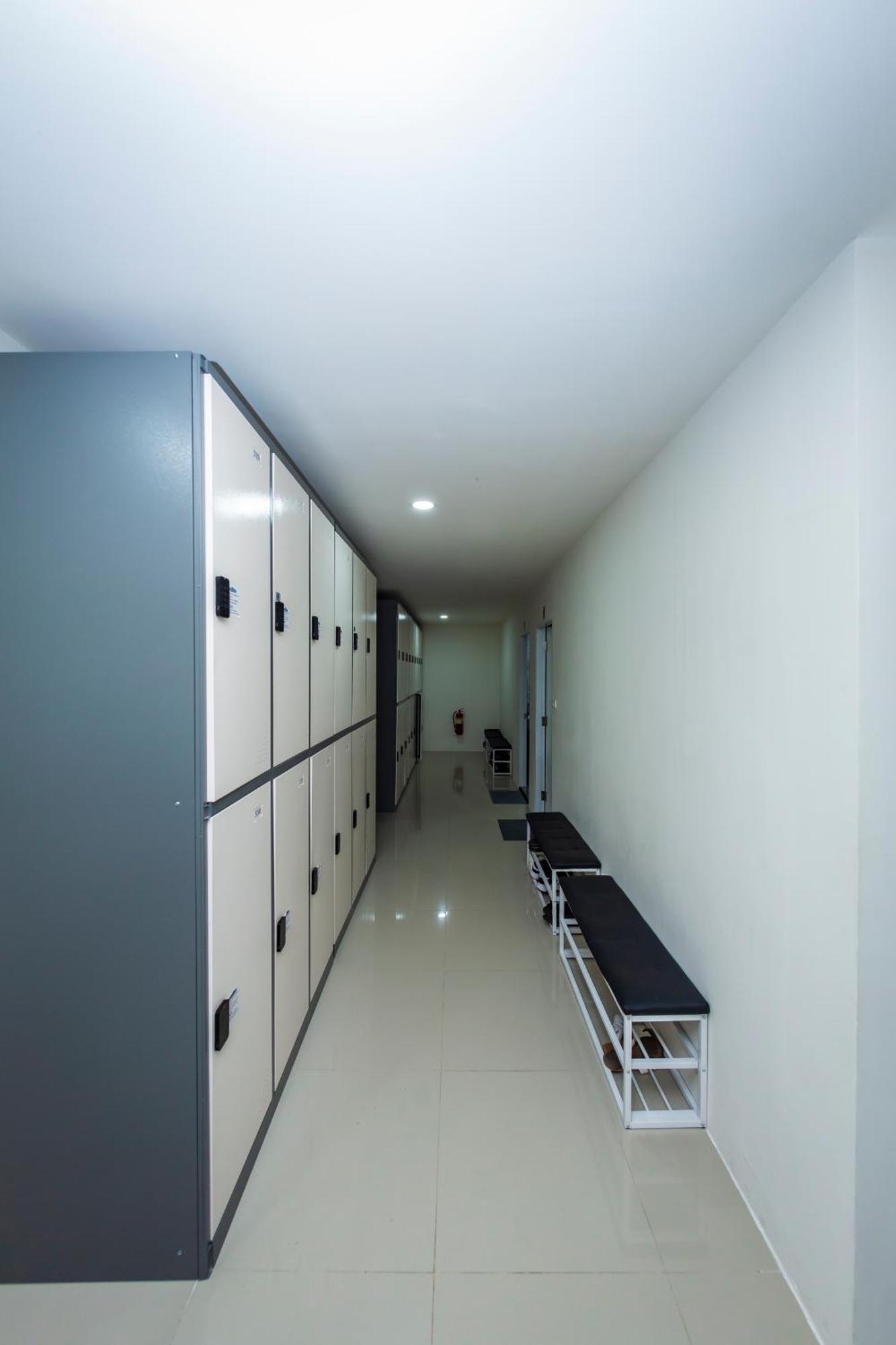 Kiwi Capsule Hotel Bangkok Esterno foto