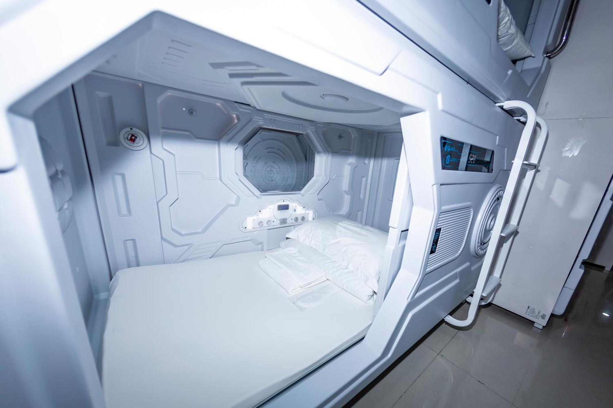 Kiwi Capsule Hotel Bangkok Esterno foto