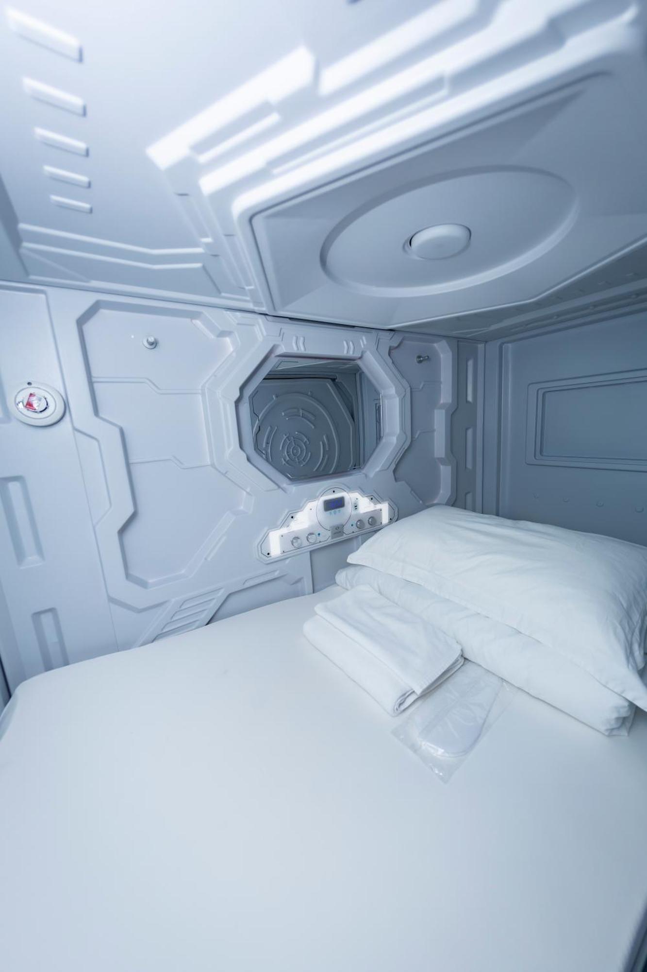 Kiwi Capsule Hotel Bangkok Esterno foto