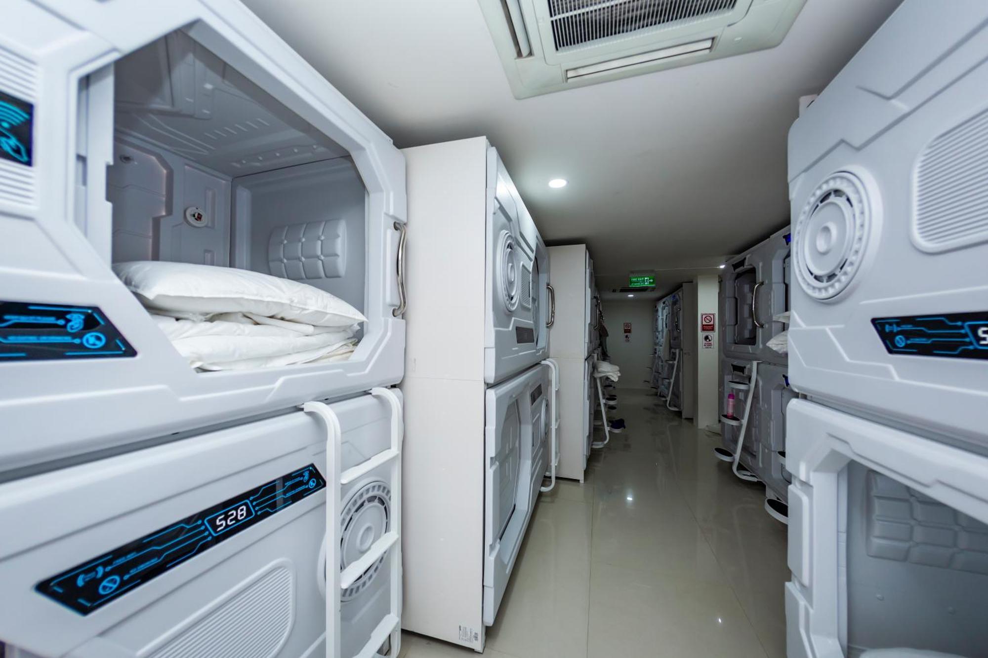 Kiwi Capsule Hotel Bangkok Esterno foto