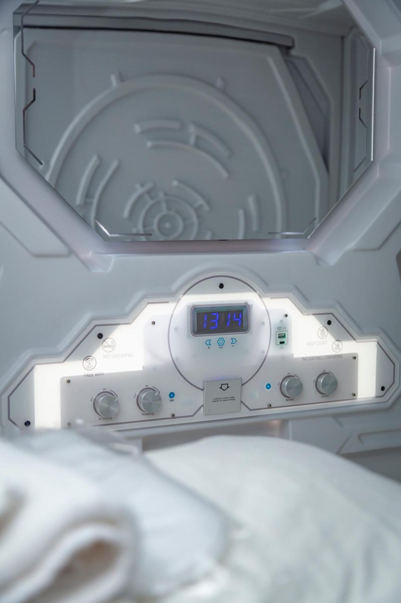 Kiwi Capsule Hotel Bangkok Esterno foto
