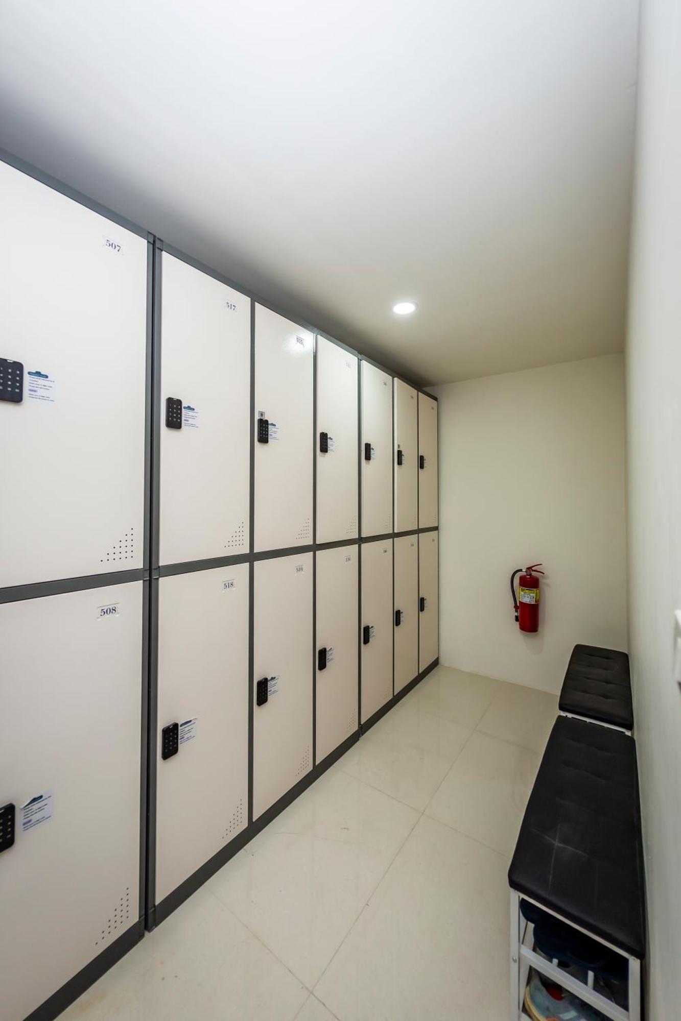 Kiwi Capsule Hotel Bangkok Esterno foto